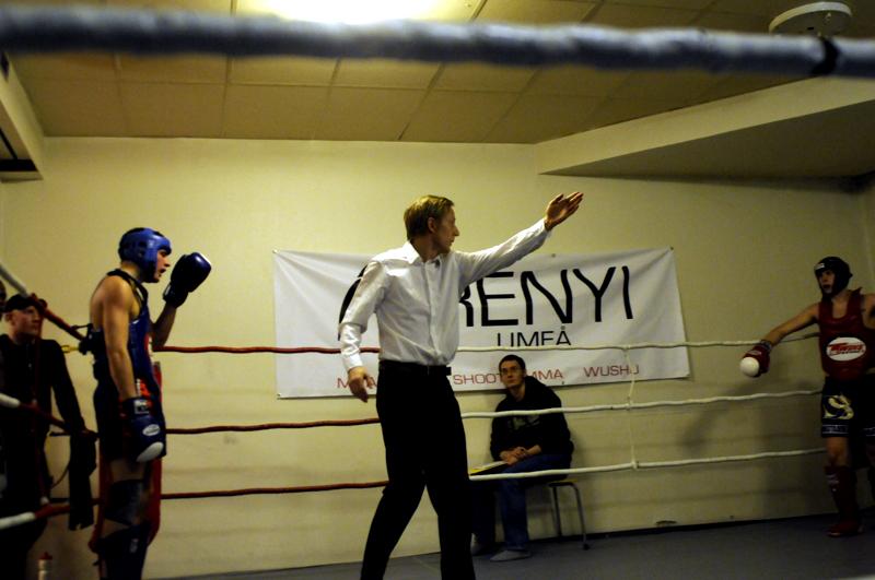 O_JSJ8723-800.jpg - Matchdag hos Renyi Tahi i Umeå, Klass: -75kg  Matchen bryts i andra ronden pga otillåten armbåge i första ronden. Ingen vinnare