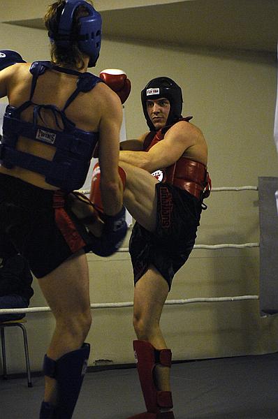 O_JSJ8752-800.jpg - thaiboxning hos klubben Renyi i Umeå. Klass: -82Kg Petter Wallin Drakstaden (röd) vinner mot Hemmafightern Johan Palmcrantz med siffrorna 3-0