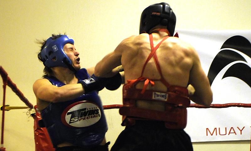 O_JSJ8766-800.jpg - thaiboxning hos klubben Renyi i Umeå. Klass: -82Kg Petter Wallin Drakstaden (röd) vinner mot Hemmafightern Johan Palmcrantz med siffrorna 3-0