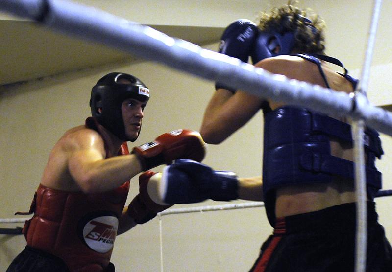 O_JSJ8871-800.jpg - thaiboxning hos klubben Renyi i Umeå. Klass: -82Kg Petter Wallin Drakstaden (röd) vinner mot Hemmafightern Johan Palmcrantz med siffrorna 3-0