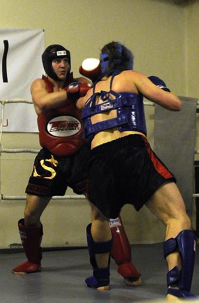 O_JSJ8885-800.jpg - thaiboxning hos klubben Renyi i Umeå. Klass: -82Kg Petter Wallin Drakstaden (röd) vinner mot Hemmafightern Johan Palmcrantz med siffrorna 3-0