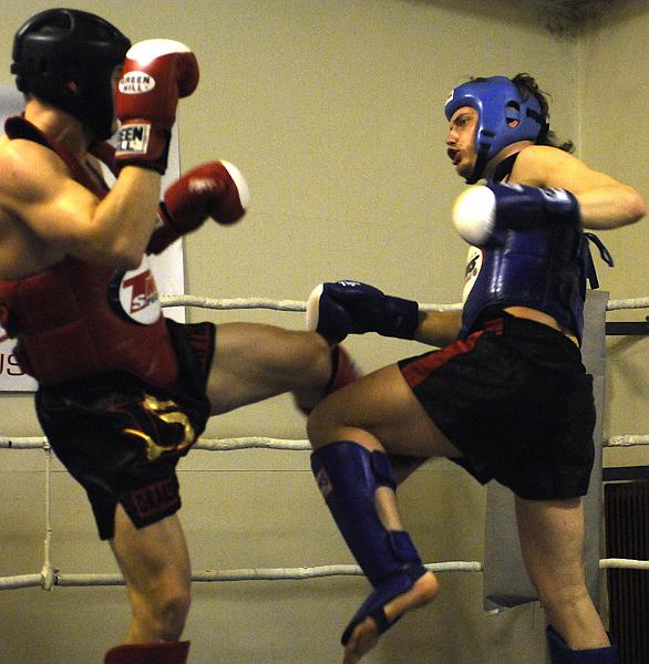 UK_JSJ8741-800.jpg - thaiboxning hos klubben Renyi i Umeå. Klass: -82Kg Petter Wallin Drakstaden (röd) vinner mot Hemmafightern Johan Palmcrantz med siffrorna 3-0