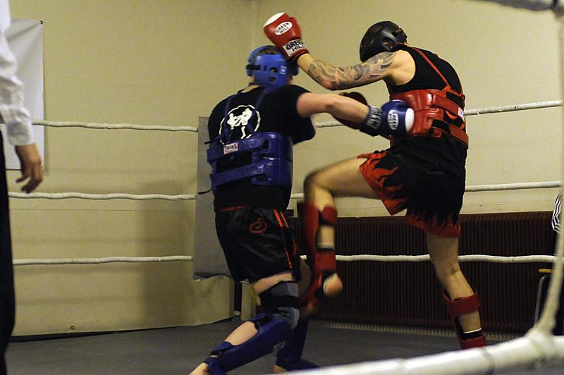 UK_JSJ9102-800.jpg - Jonas Helge (blå) från hemmaklubben Ranyi vinner mot Luleås Magnus Söderlind med siffrorna 3-0